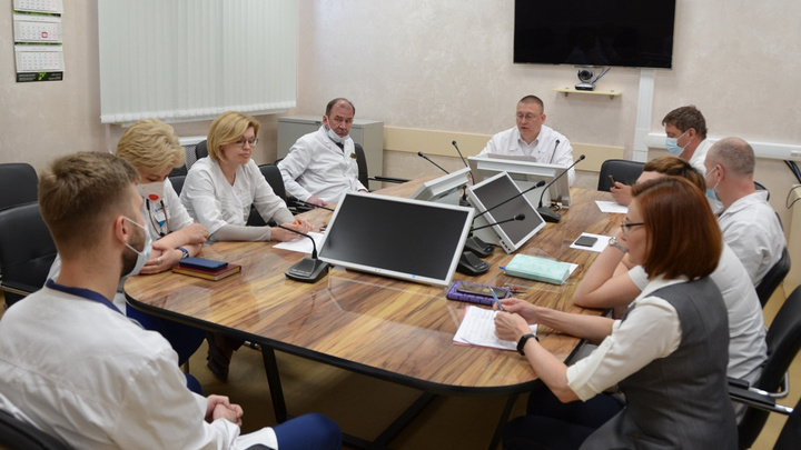 Вышли на Цыбульского: медики требуют не увольнять главврача Архангельской областной больницы