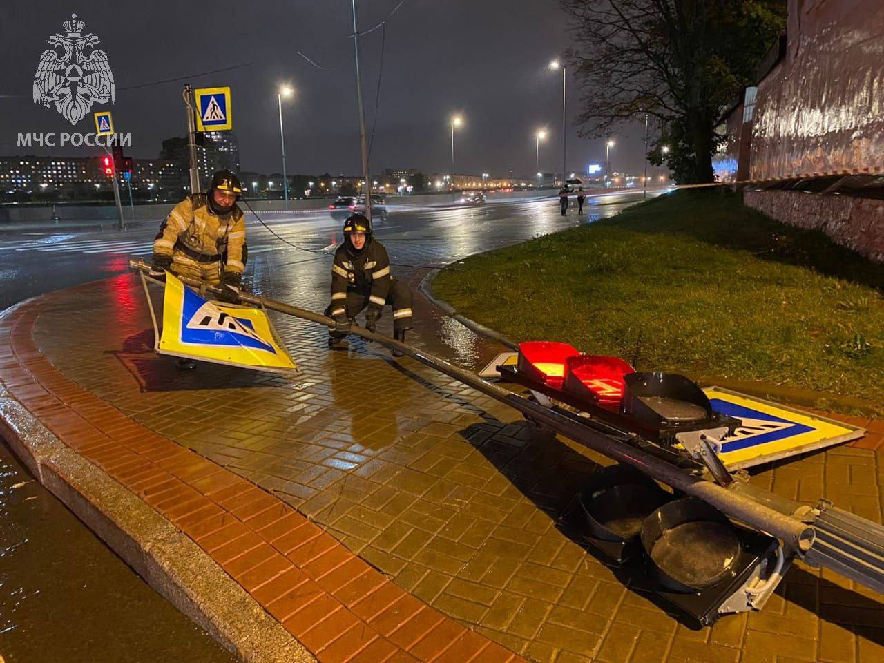 МЧС подводит итоги ветреного дня в Петербурге. Среди жертв деревья, машины и дорожные знаки