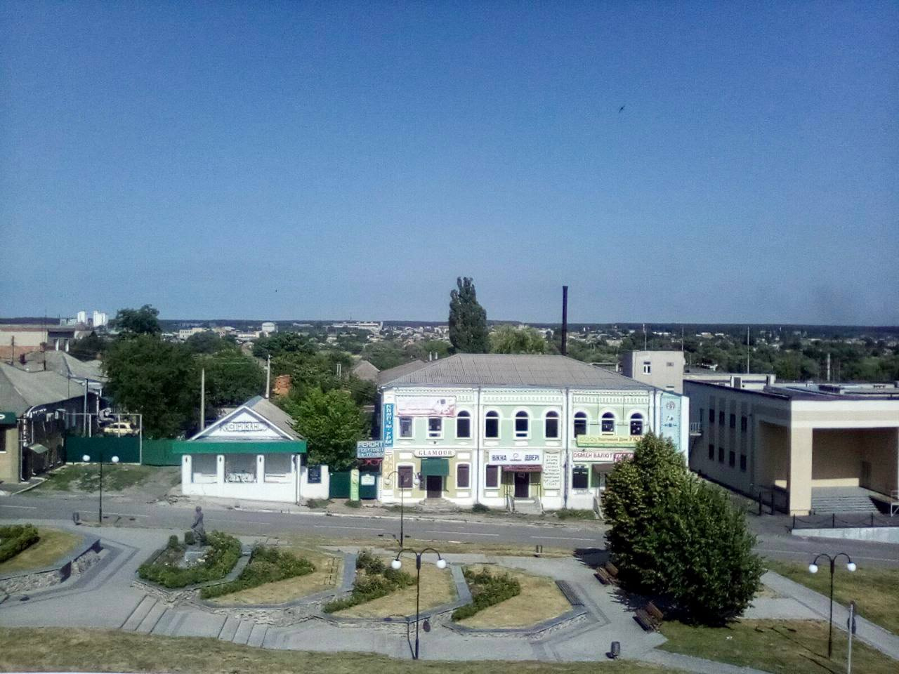 Люди приезжают за помощью из районов. Боевые действия продолжаются совсем близко (справа на фото едва заметны следы дыма от прилетевших снарядов) Люди приезжают за помощью из районов. Боевые действия продолжаются совсем близко (справа на фото едва заметны следы дыма от прилетевших снарядов)