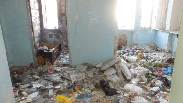 В 2012 году в бывшей поликлинике образовалась свалка