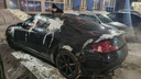 В Новосибирске неизвестный облил кислотой дорогую иномарку и попал на видео — хозяин авто ищет его