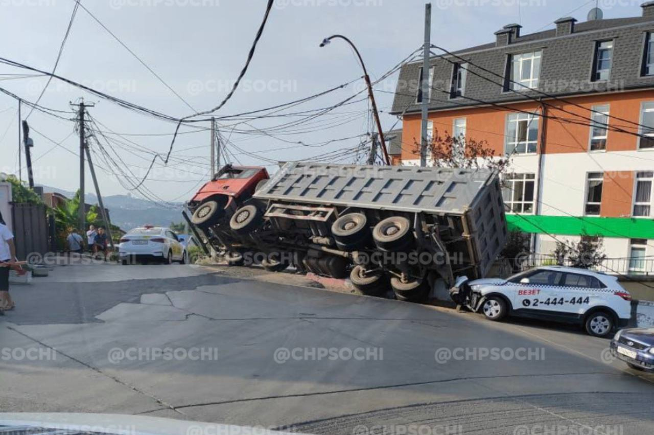 В Сочи самосвал снес столб линии электропередач и оставил без света ...