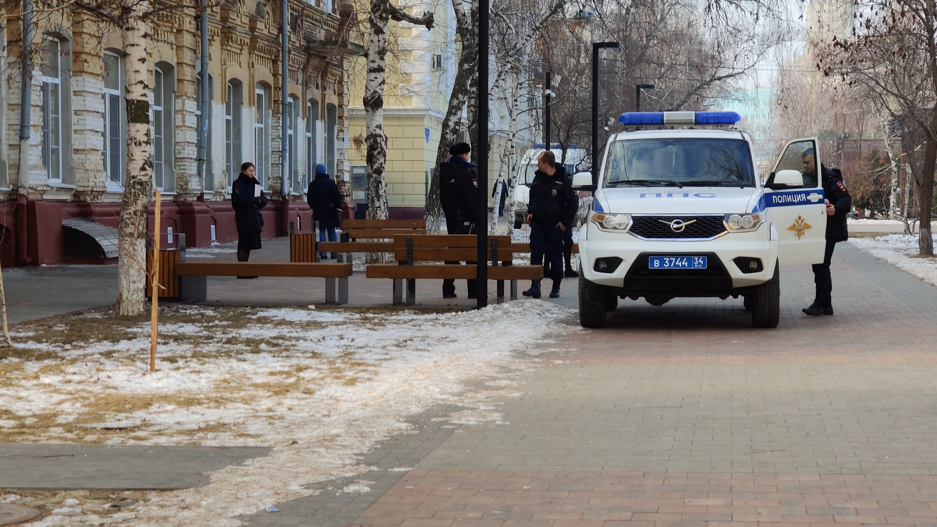 «Я приду и сделаю кое-что плохое»: в центре Волгограда полиция экстренно проверяла школу