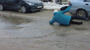 «Водители выходили из машин босиком»: появилось видео потопа у рынка «Норд»