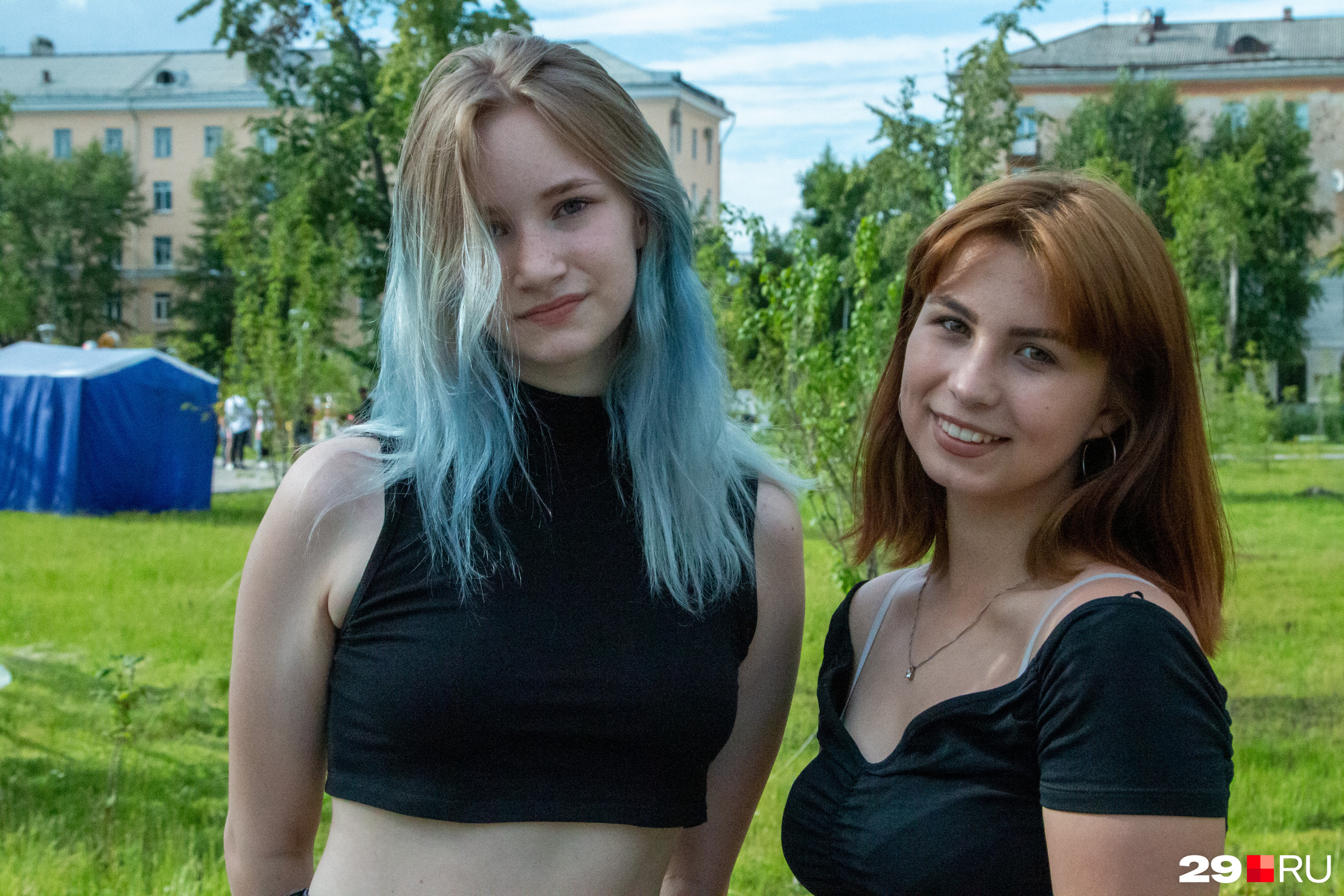 А еще большой городской праздник — всегда повод увидеться с друзьями А еще большой городской праздник — всегда повод увидеться с друзьями