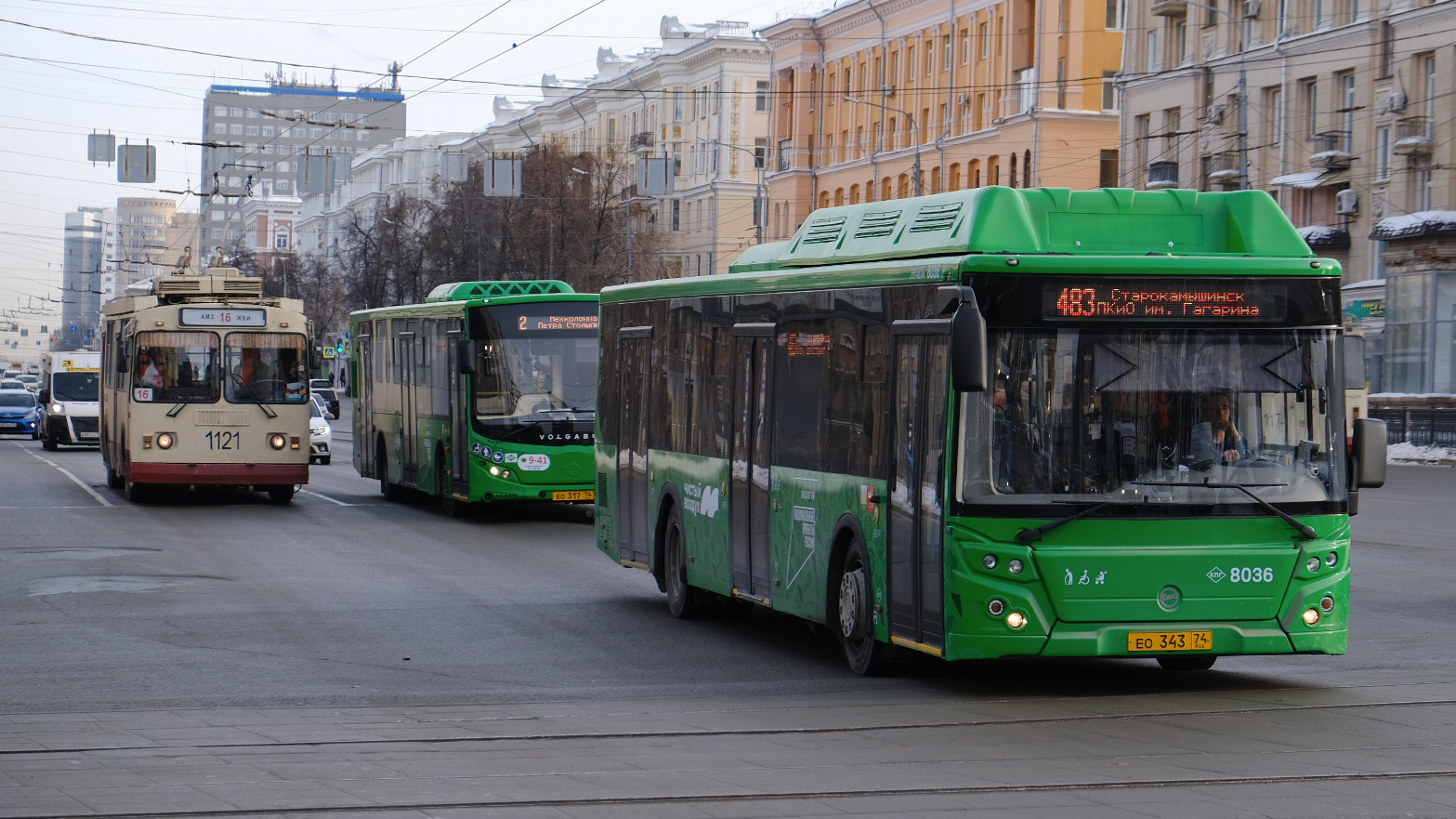 Автобус челябинск. Автобус Челябинск 2022. Общественный транспорт ГК. Автобусы 2022 года фото. Автобус и машина на дороге.