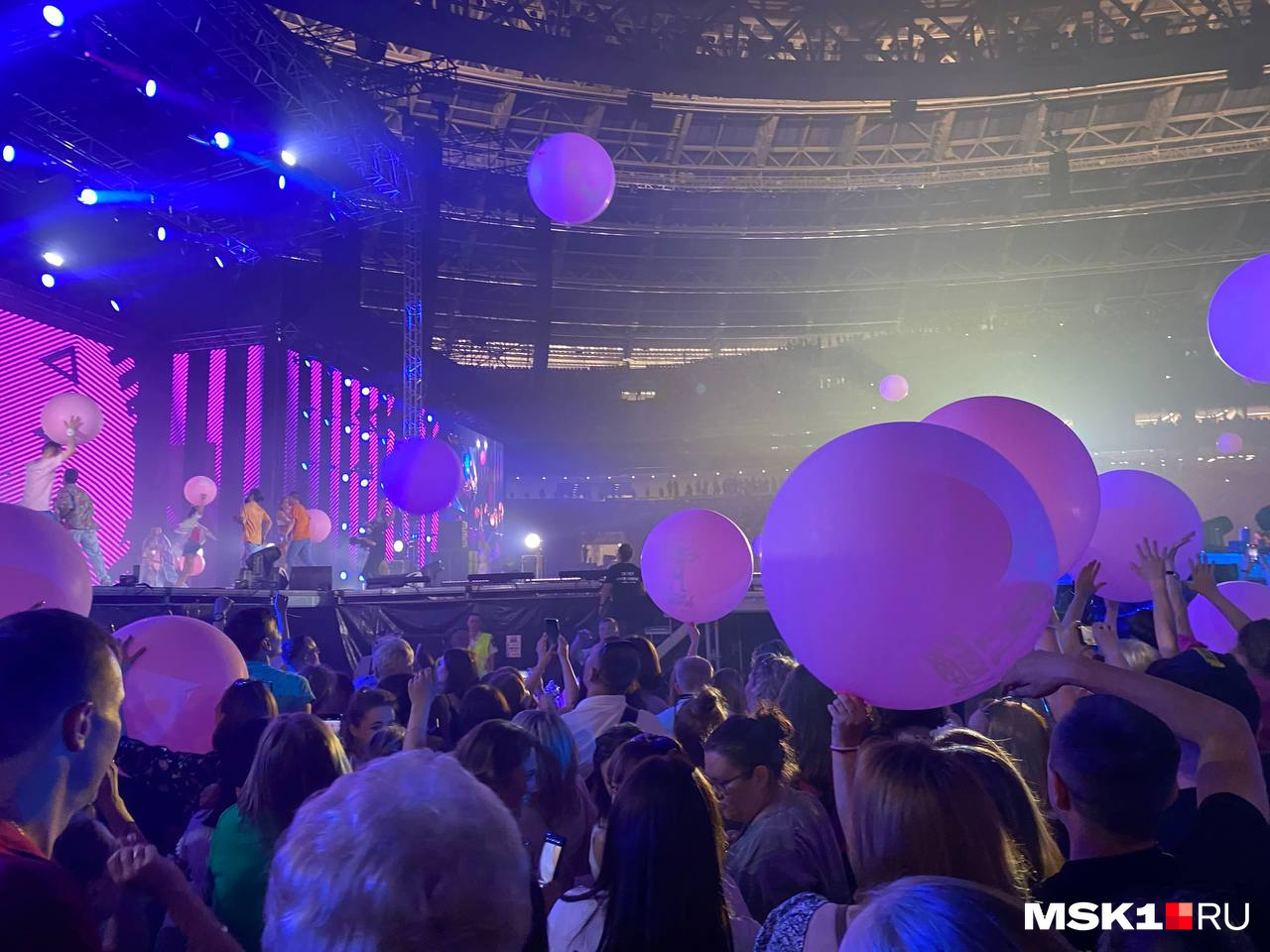 В конце концерта в зал бросили шары, которые лежали за сценой