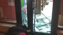 «Кинулся на ГБР с кулаками»: дебошир разбил стеклянную дверь магазина, выгнал продавщицу и закурил