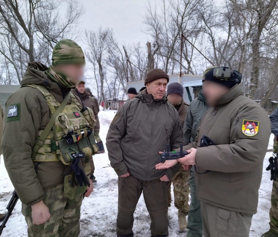 В ходе поездки Юрий Трутнев побывал на передовой, где пообщался с бойцами, передал им средства обнаружения противника В ходе поездки Юрий Трутнев побывал на передовой, где пообщался с бойцами, передал им средства обнаружения противника