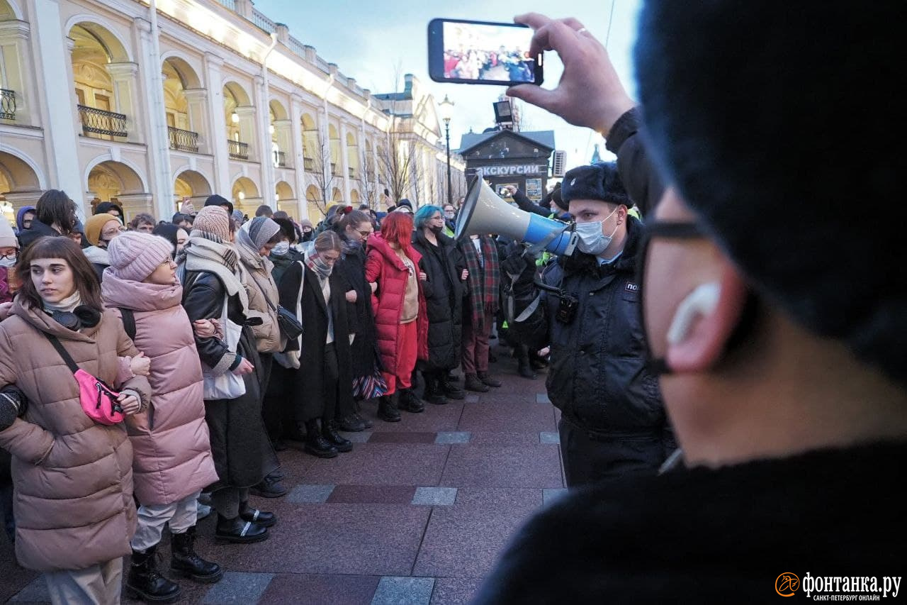 Вести 25.02 2024. Митинги СПБ 2022. Митинг в Питере 24 02 2022. Протесты в Питере. Митинг в Питере.