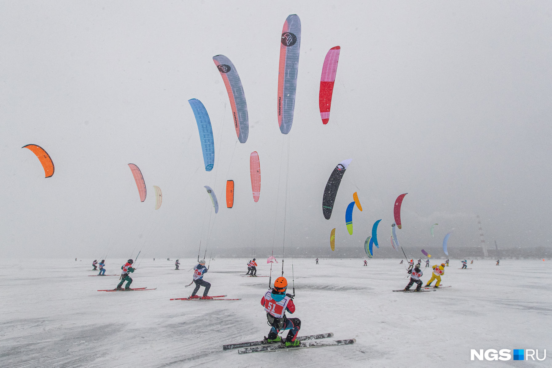 В начале декабря десятки спортсменов собрались в Новосибирске для участия в Кубке Сибири по сноукайтингу и зимнему виндсерфингу