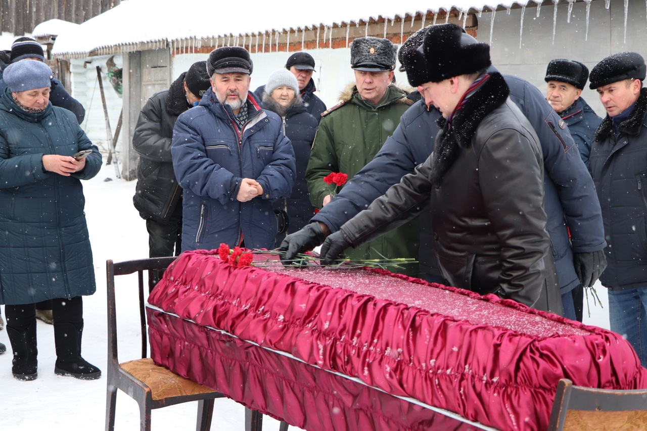 Судя по кадрам, церемония прошла скромно