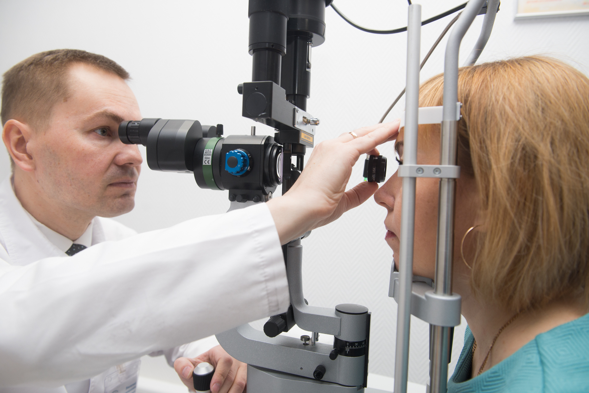 Лазерное лечение сетчатки глаза необходимо проводить не только при малейших очагах ее отслоения, но и на участках ее истончения, при опасных видах периферических дистрофий сетчатки, которые могут приводить к ее разрывам