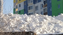 «Будут риски — вывезем»: ЖК у Димитровского моста собрал гору из снега над частным домами — жители боятся потопа
