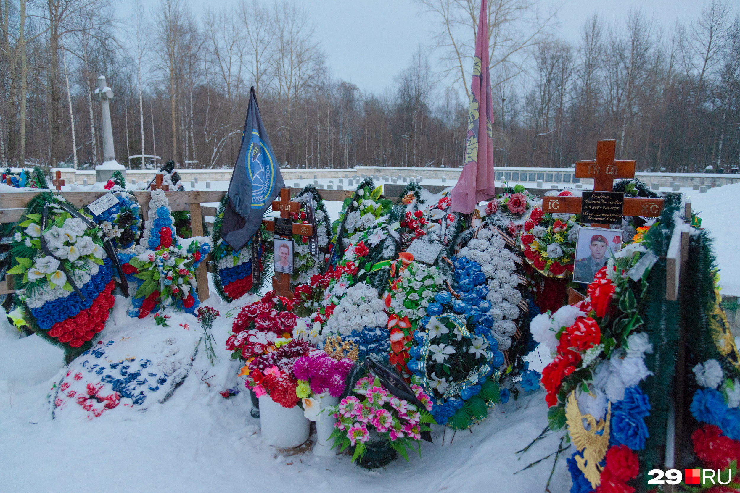 Новогоднее кладбище. Кладбище российских солдат. Могилы погибших военнослужащих РФ.