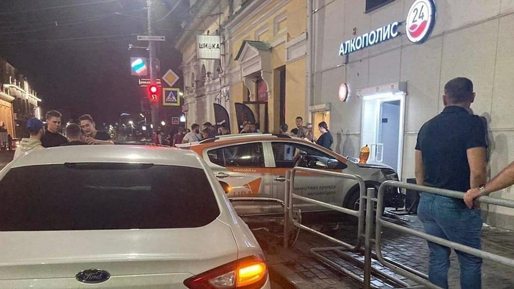 В центре Челябинска 17-летний парень на арендованной машине врезался в Ford, снес ограждения и сбил пешехода