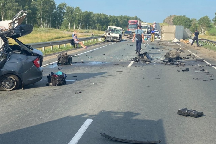 Детали машин раскидало по всей дороге Детали машин раскидало по всей дороге