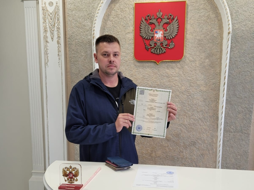 Отец семейства со свидетельством о рождении Космоса Отец семейства со свидетельством о рождении Космоса