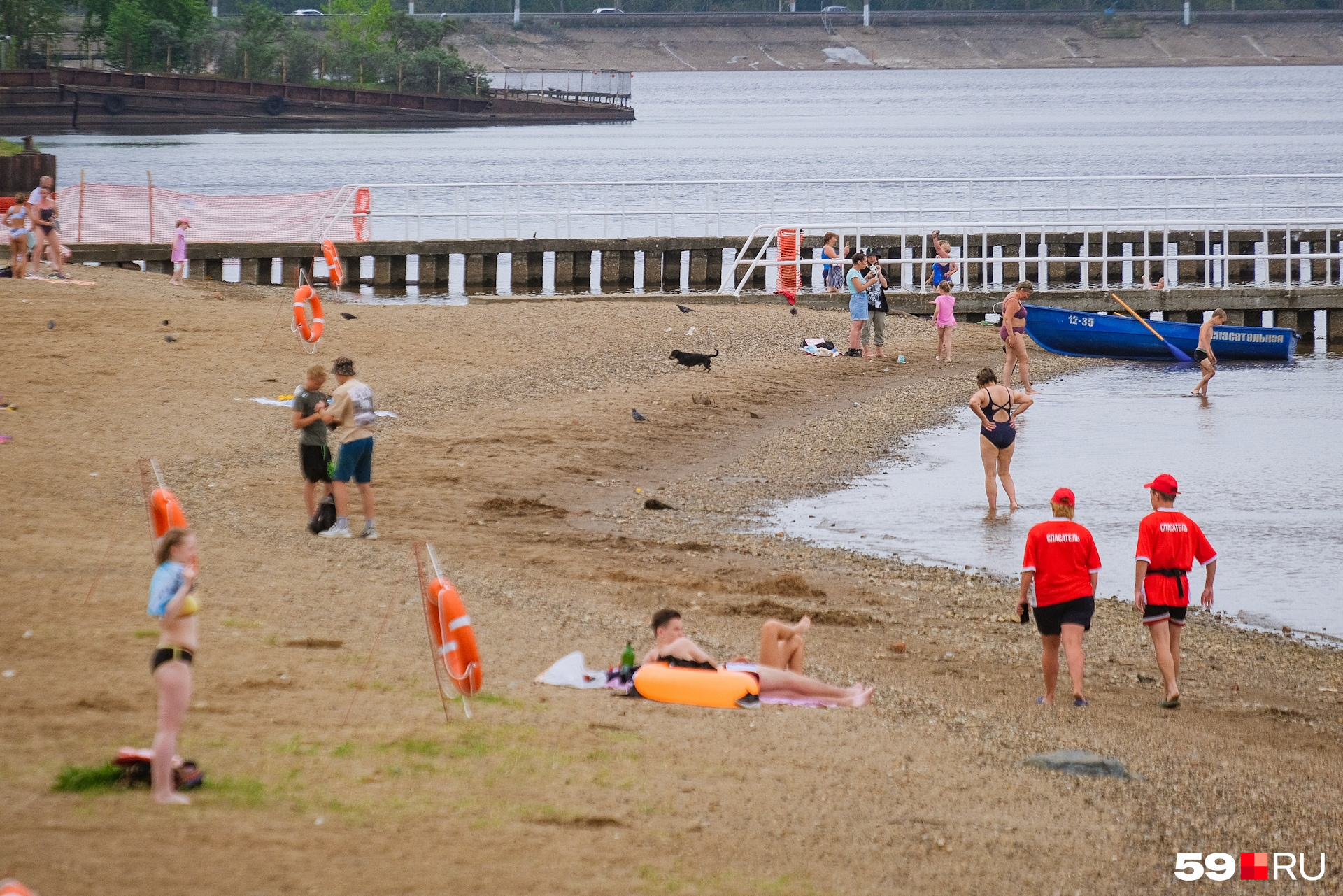 Обратите внимание: на пляже работают спасатели (и такса)