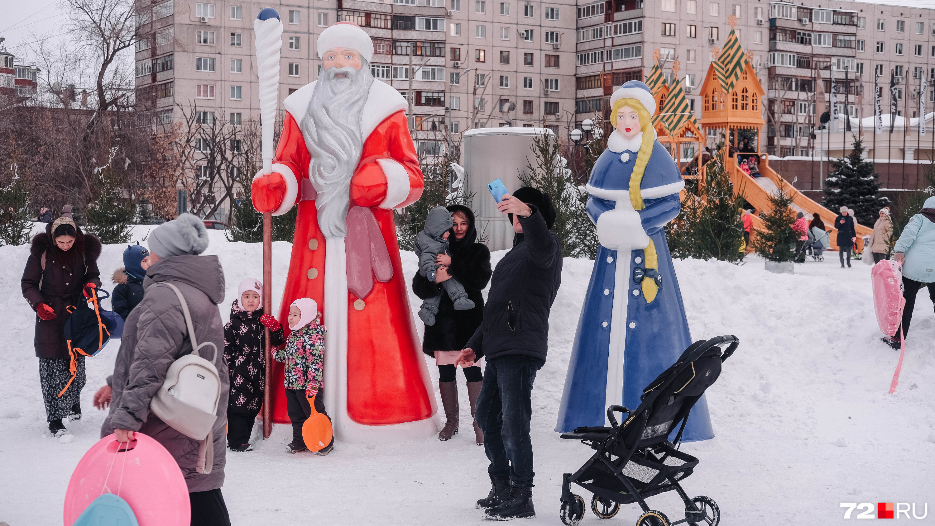 Фотографировались люди и возле скульптур Деда Мороза и Снегурки