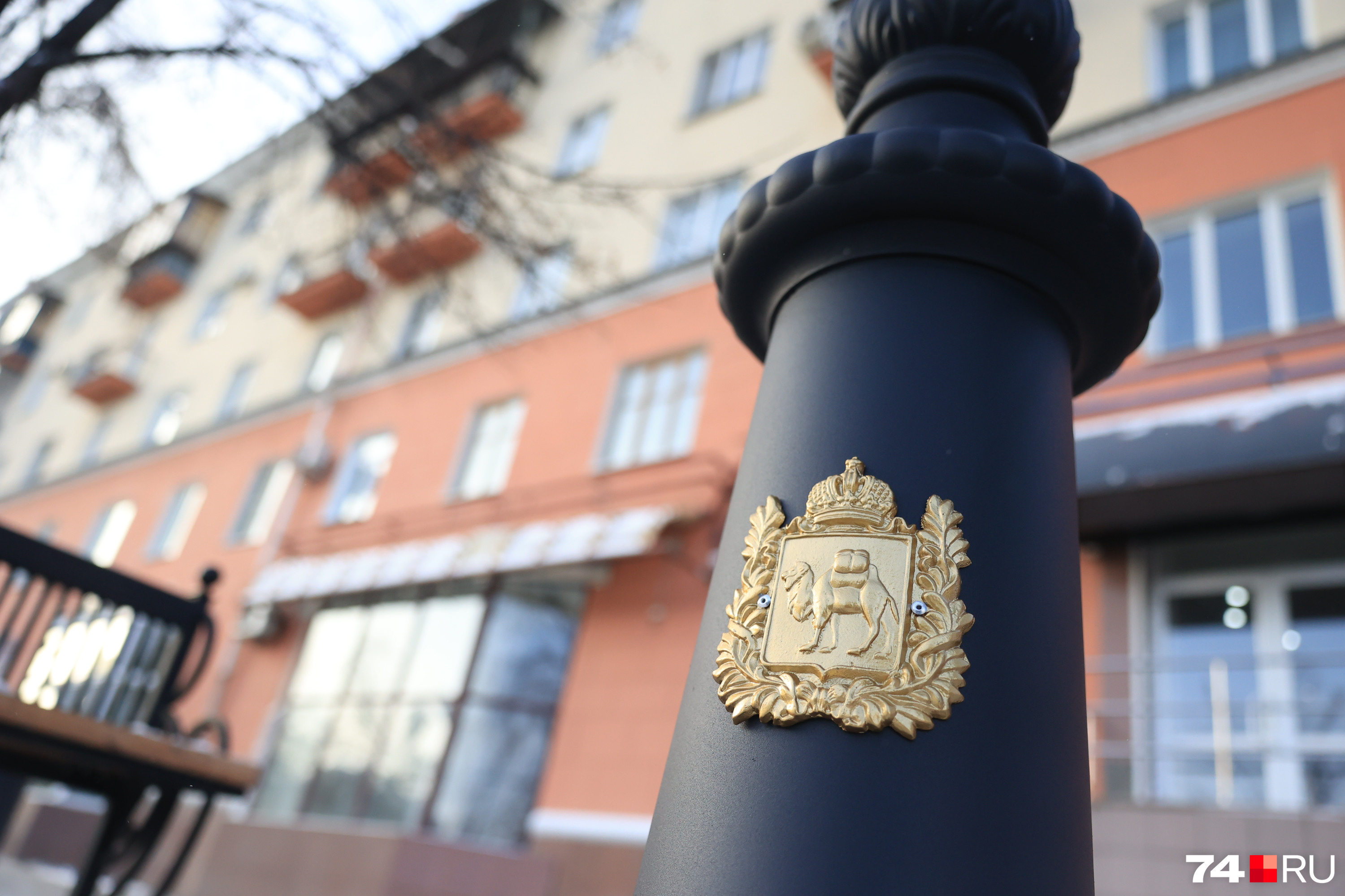 Герб города — на каждом столбе Герб города — на каждом столбе