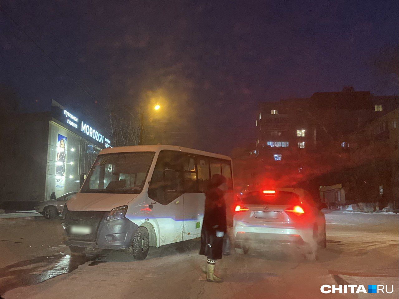 Микроавтобус и иномарка столкнулись в центре Читы и устроили затор