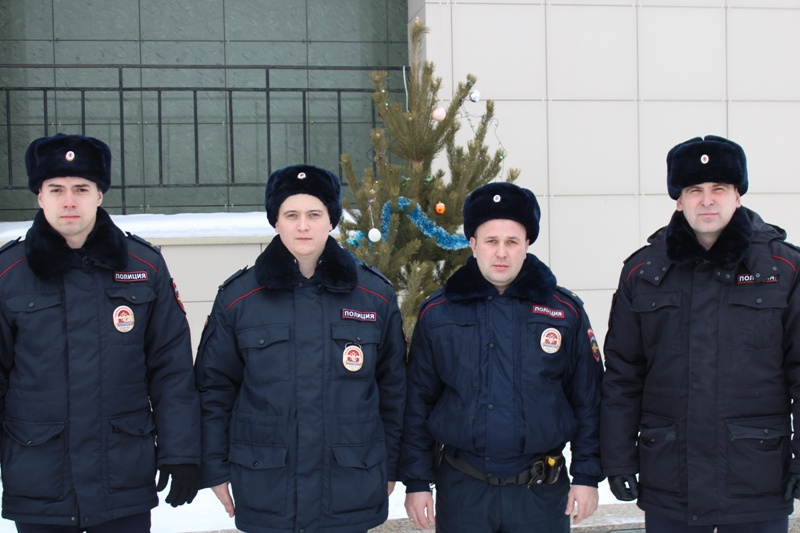 Жителя Чебаркуля нашли оперуполномоченный отдела уголовного розыска старший лейтенант полиции Илья Никулин, майор полиции Андрей Богданов, старший лейтенант полиции Виталий Дорожкин и лейтенант полиции Владислав Добрынин. Начальник отдела полиции «Чебаркульский» уже объявил им благодарность Жителя Чебаркуля нашли оперуполномоченный отдела уголовного розыска старший лейтенант полиции Илья Никулин, майор полиции Андрей Богданов, старший лейтенант полиции Виталий Дорожкин и лейтенант полиции Владислав Добрынин. Начальник отдела полиции «Чебаркульский» уже объявил им благодарность