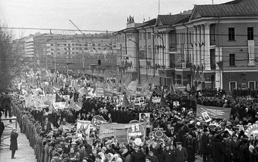 Тысячи людей на проспекте Ленина: показываем архивные фото с шествия в честь Октябрьской революции