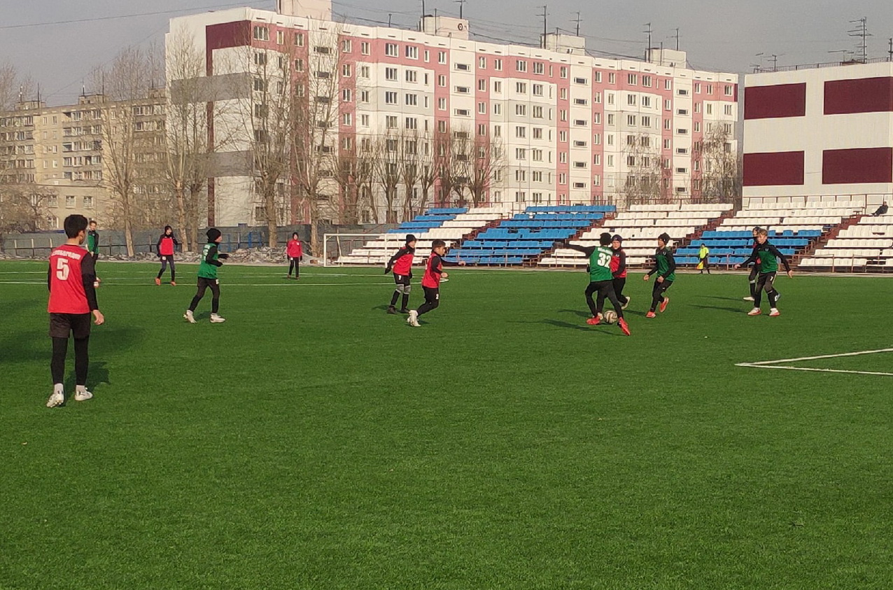 Футболу детей учат в детско-юношеской спортивной школе № 3