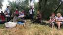 «На город закидывают петлю»: критики Западной хорды устроили протестный пикник в Кумженской роще