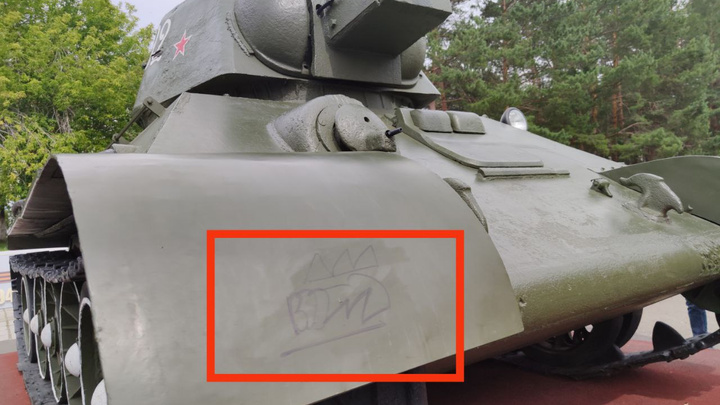 В Саянске разрисовали привезенный в город в июне танк, мэр пообещал «наказать по деньгам» родителей вандалов
