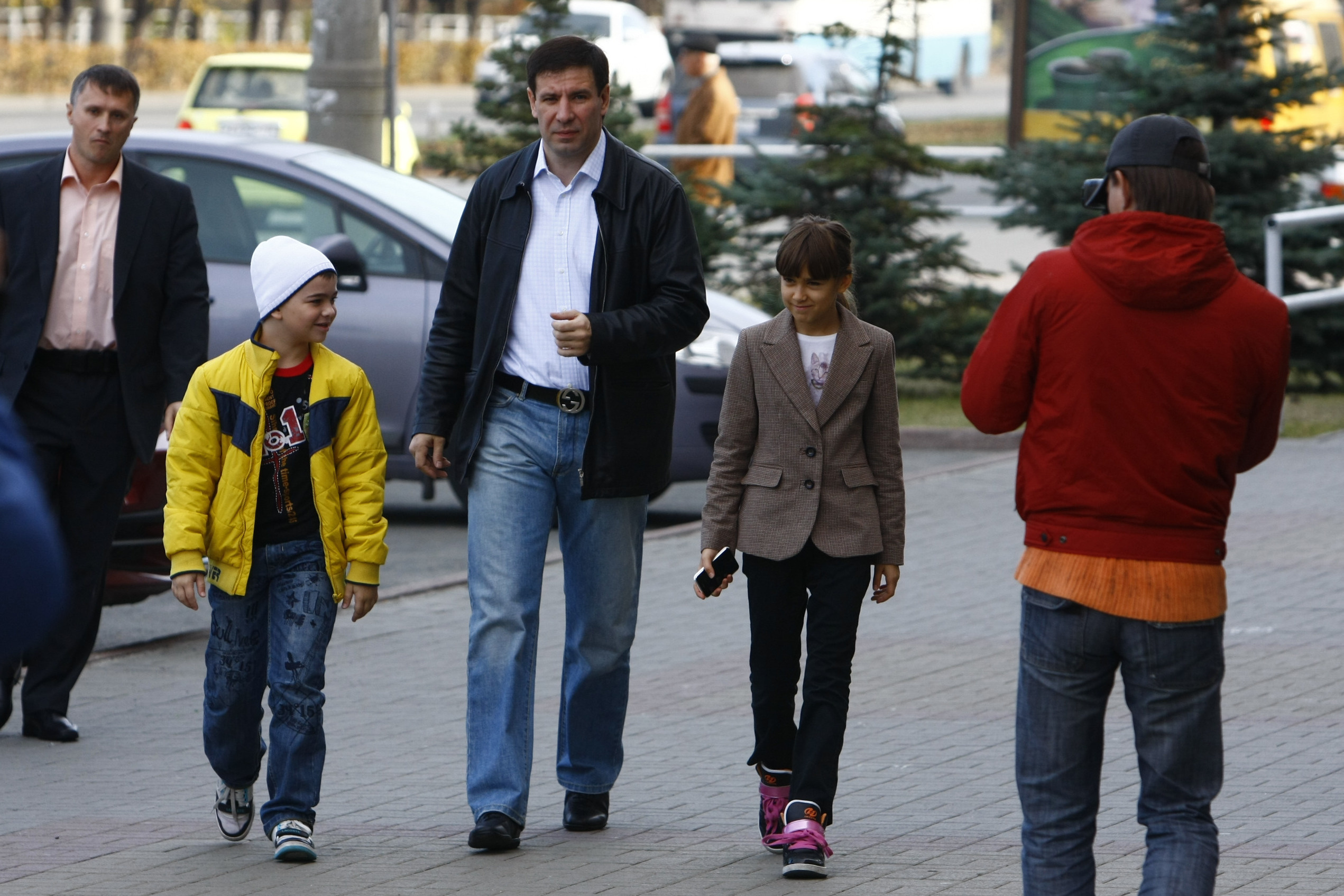 Еще недавно сын Михаила Юревича (слева) был маленьким мальчишкой, а теперь входит в семейный бизнес