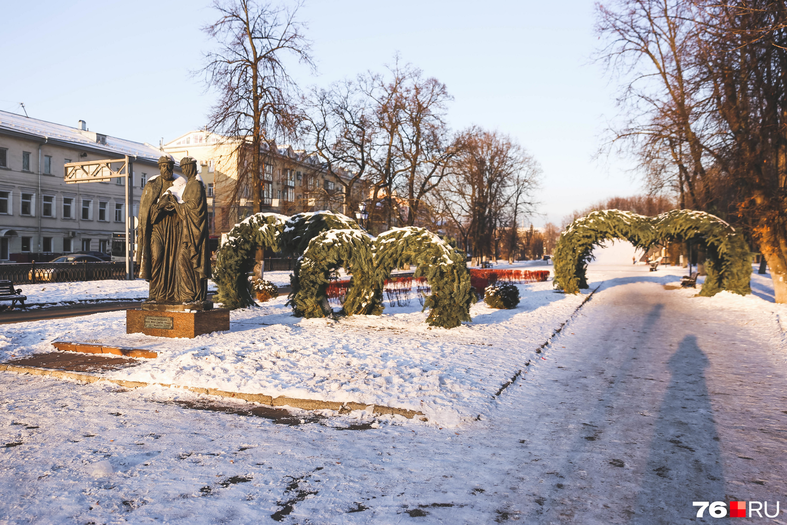 На Первомайском бульваре арки-сердца, установленные еще во время мэра Владимира Слепцова, украсили еловыми ветками