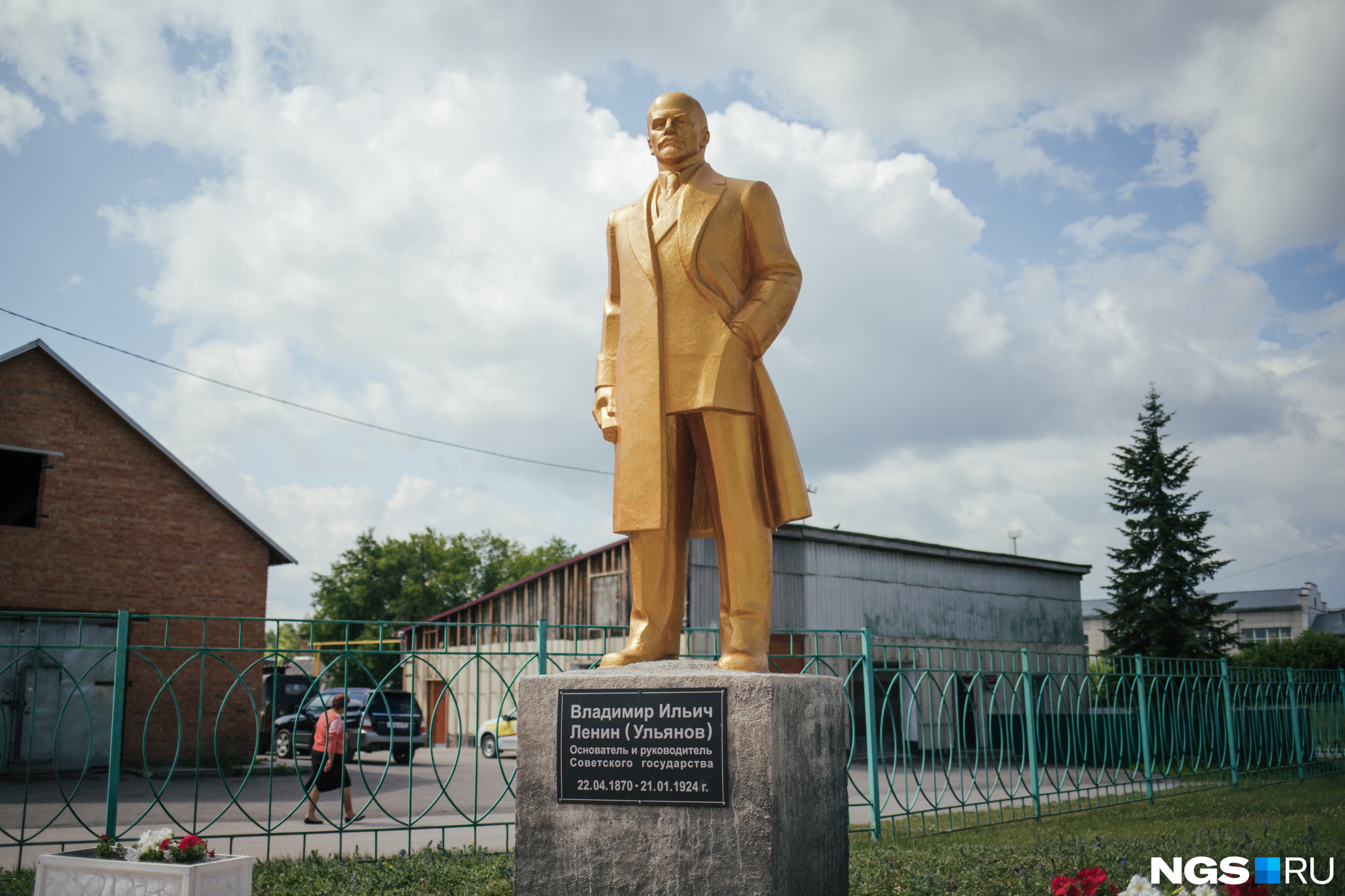 Создатель Советского государства строго взирает на здание администрации