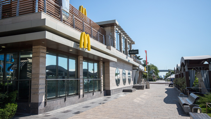 Картошка фри и бургер: «Макдоналдс» представил логотип для новой сети ресторанов в России