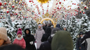 Не протолкнуться: отдыхающие новосибирцы заполнили площадь Ленина — фото из центра города