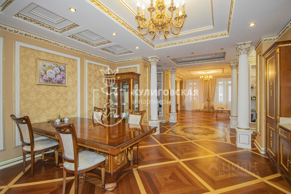 В Екатеринбурге продают квартиру — «квинтэссенцию роскоши». Посмотрите на нее (и не ослепните от золота)