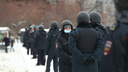 Силовиков стянули в центр <nobr class="_">Новосибирска —</nobr> вокруг площади Ленина поставили полицейские машины и автозаки