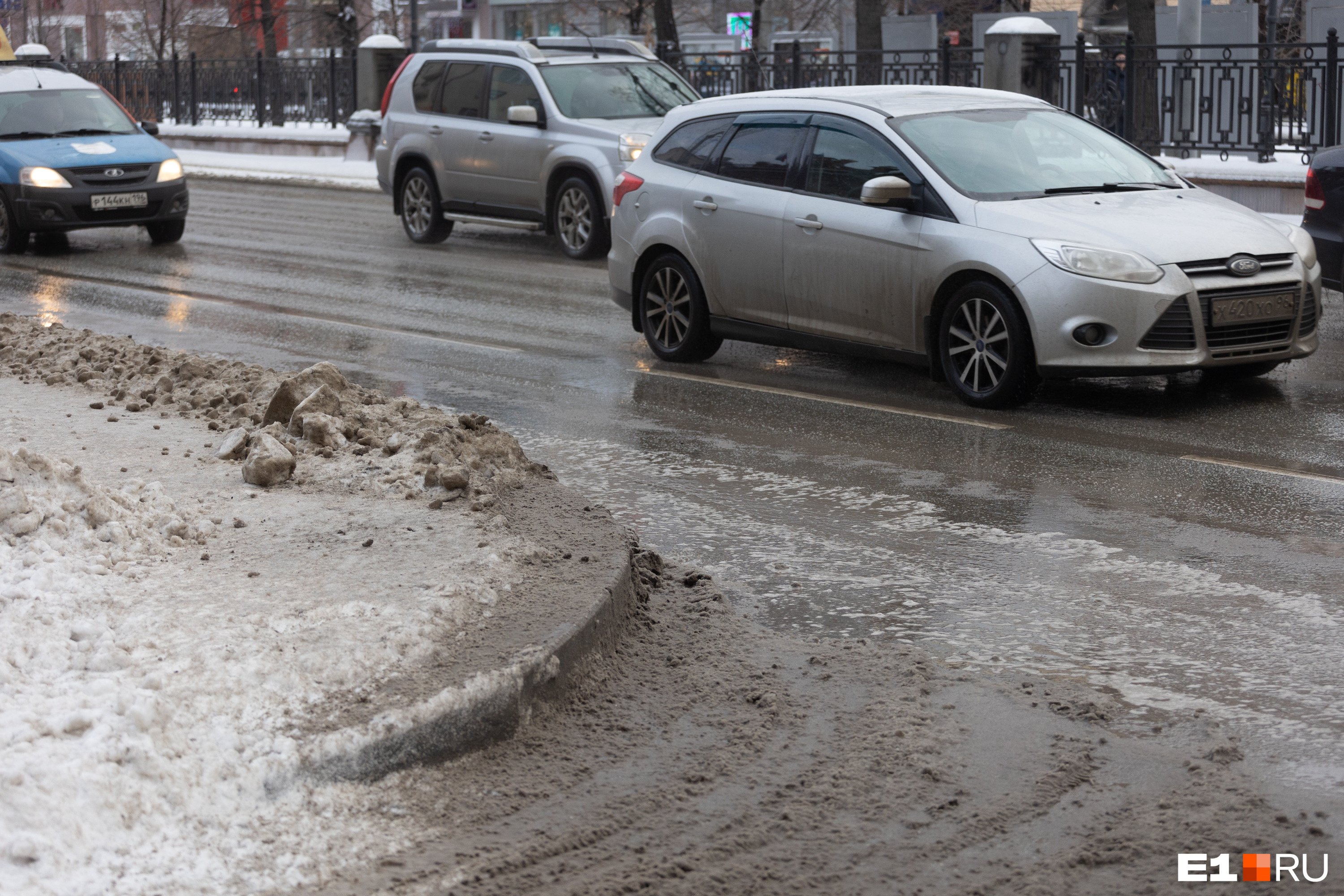 В Екатеринбурге резко начнет таять снег: синоптики пообещали короткую, но сильную оттепель