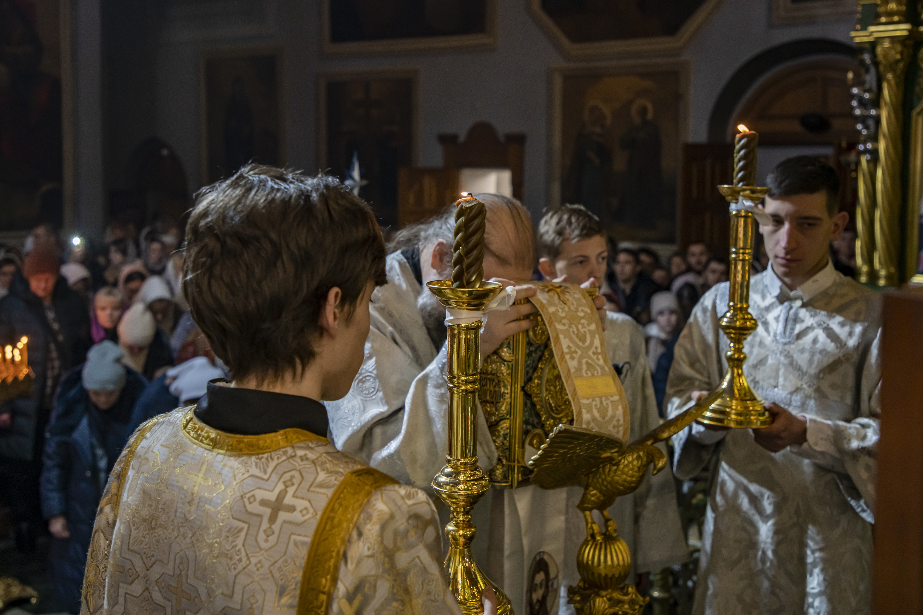 Священнослужители во время литургии