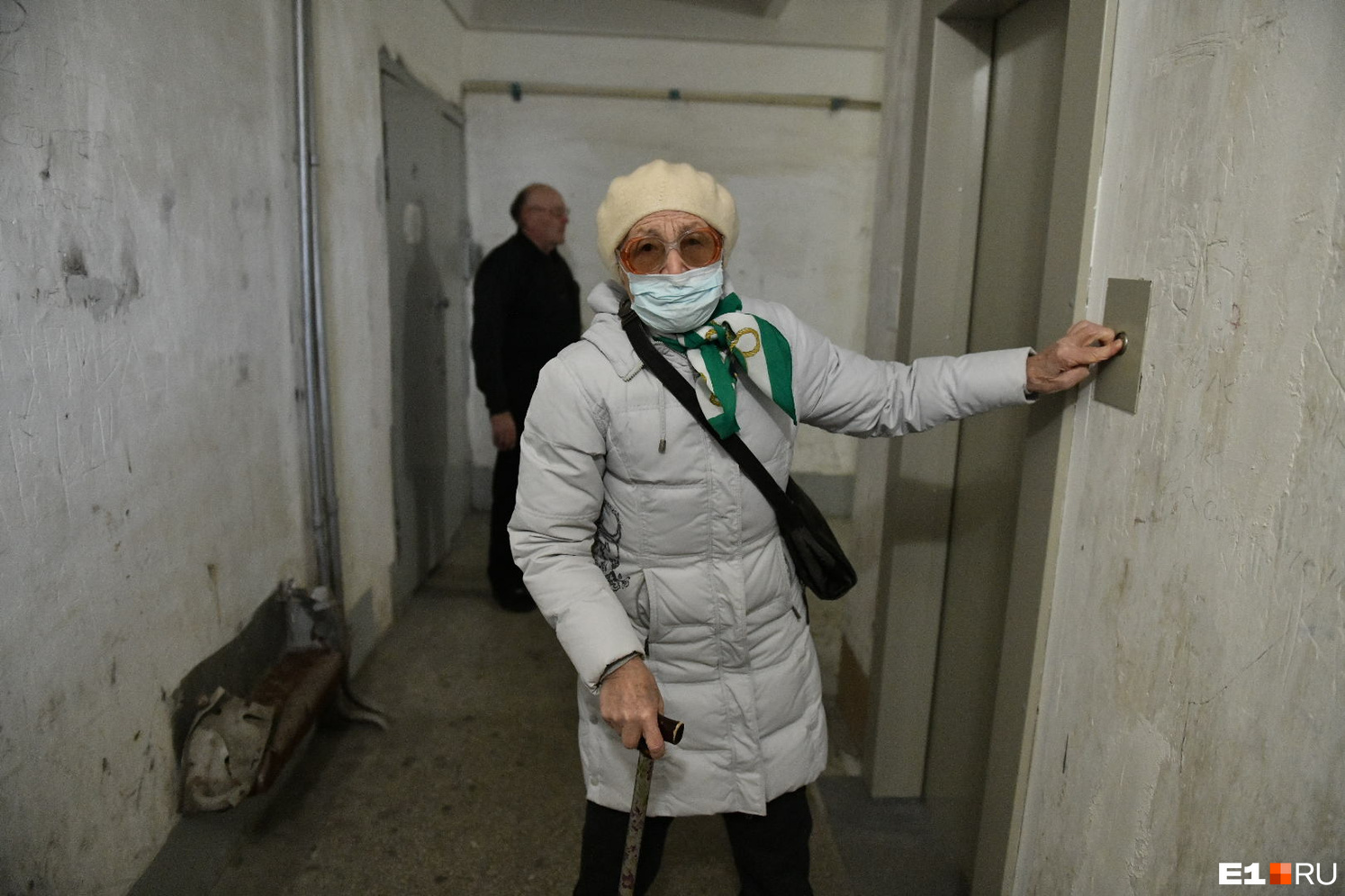 «Неужели я не заслужила спокойной старости?» В Екатеринбурге 90-летняя бабушка вынуждена часами ждать лифта