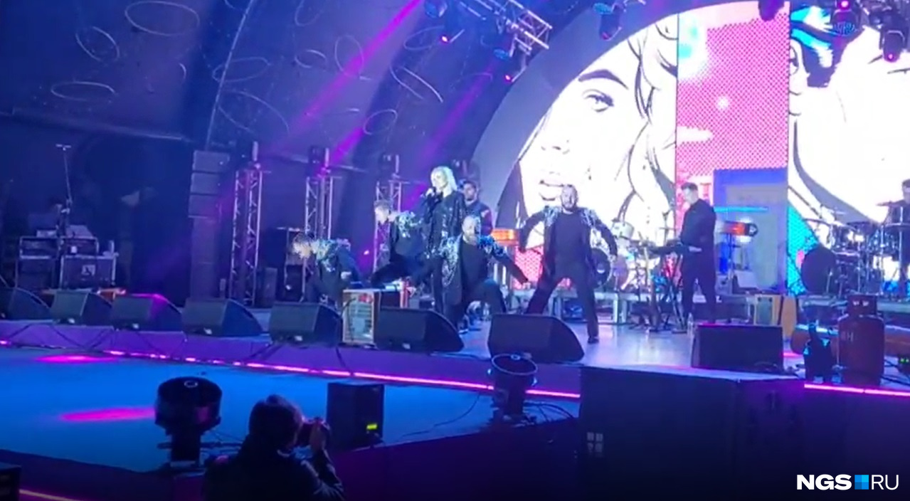 Полина Гагарина выступила на Михайловской набережной в честь 85-летия Новосибирской области — видео с концерта