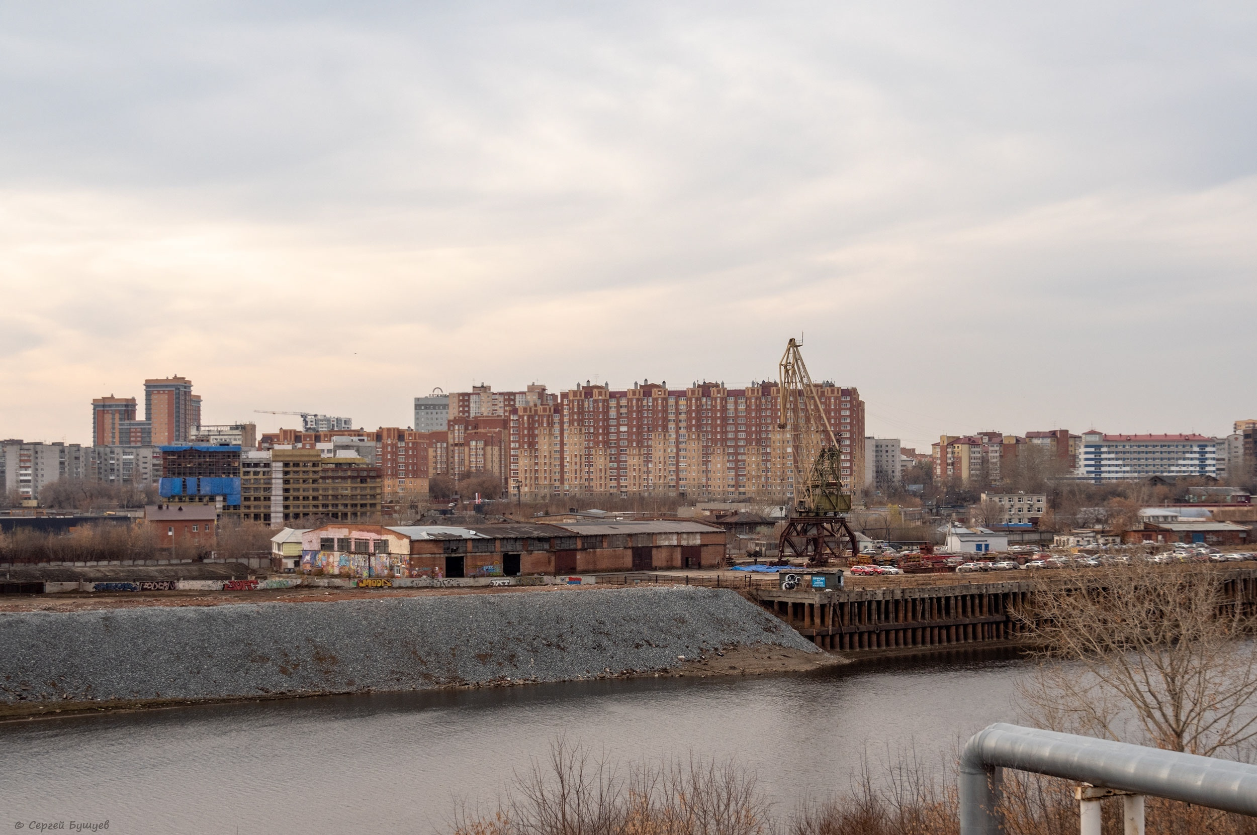 Этот кадр сделали в октябре 2021 году. На заднем плане — уже известный вам ЖК «Александровский сад», а у реки «Брусника» активно строит свой новый ЖК «Речной порт» Этот кадр сделали в октябре 2021 году. На заднем плане — уже известный вам ЖК «Александровский сад», а у реки «Брусника» активно строит свой новый ЖК «Речной порт»