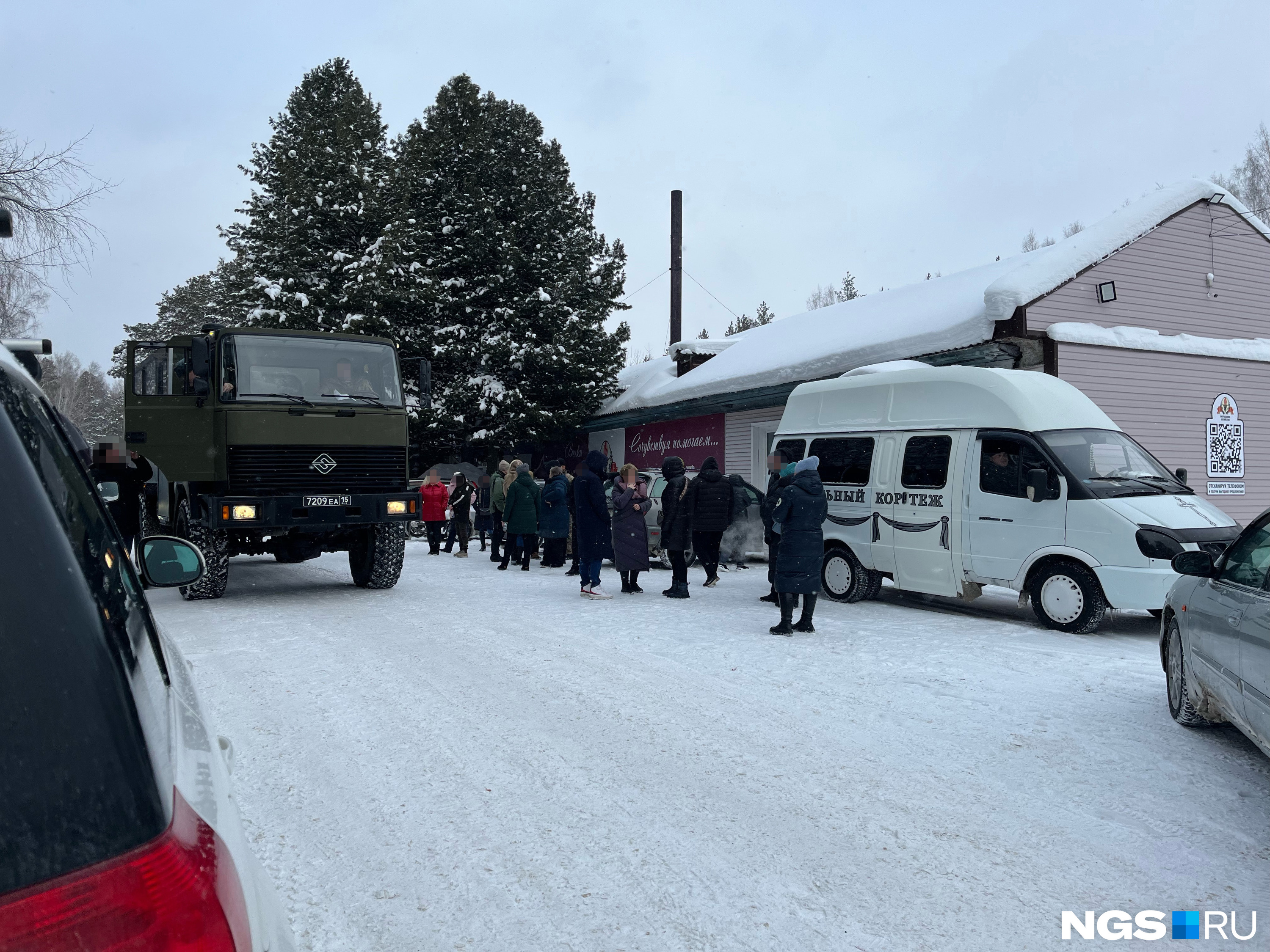 К концу церемонии прощания у ритуального зала появилась машина с военными