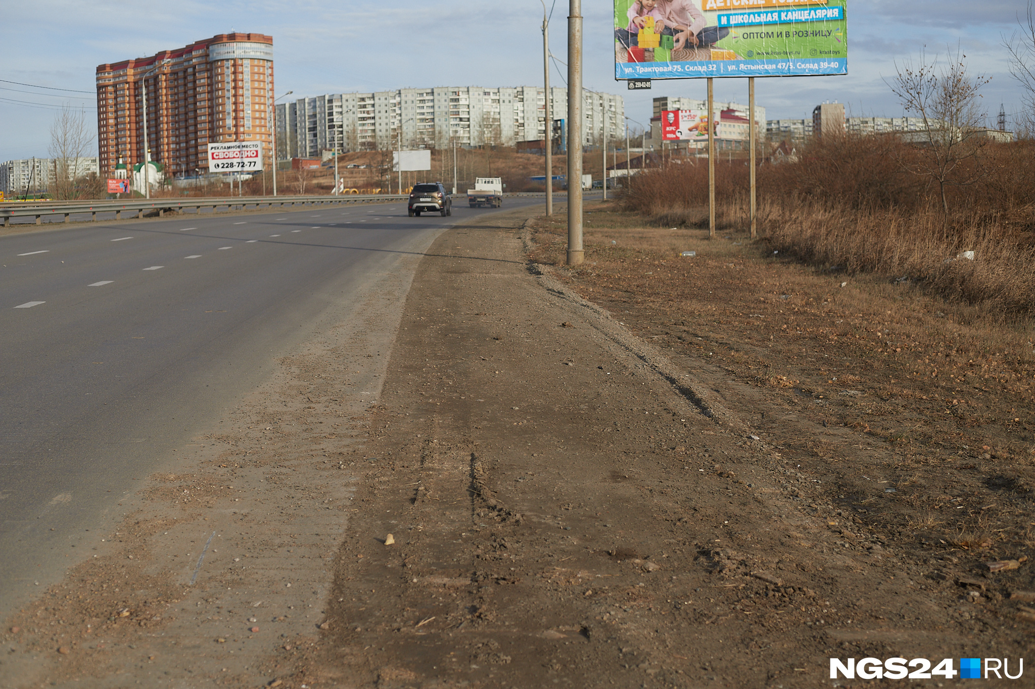 Общественник обратил внимание на отсутствие бордюрного камня у столбов. С его слов, про программе БКД это обязательное требование. А пока здесь по несколько смертельных случаев в год из-за наезда автомобилей на эти столбы Общественник обратил внимание на отсутствие бордюрного камня у столбов. С его слов, про программе БКД это обязательное требование. А пока здесь по несколько смертельных случаев в год из-за наезда автомобилей на эти столбы