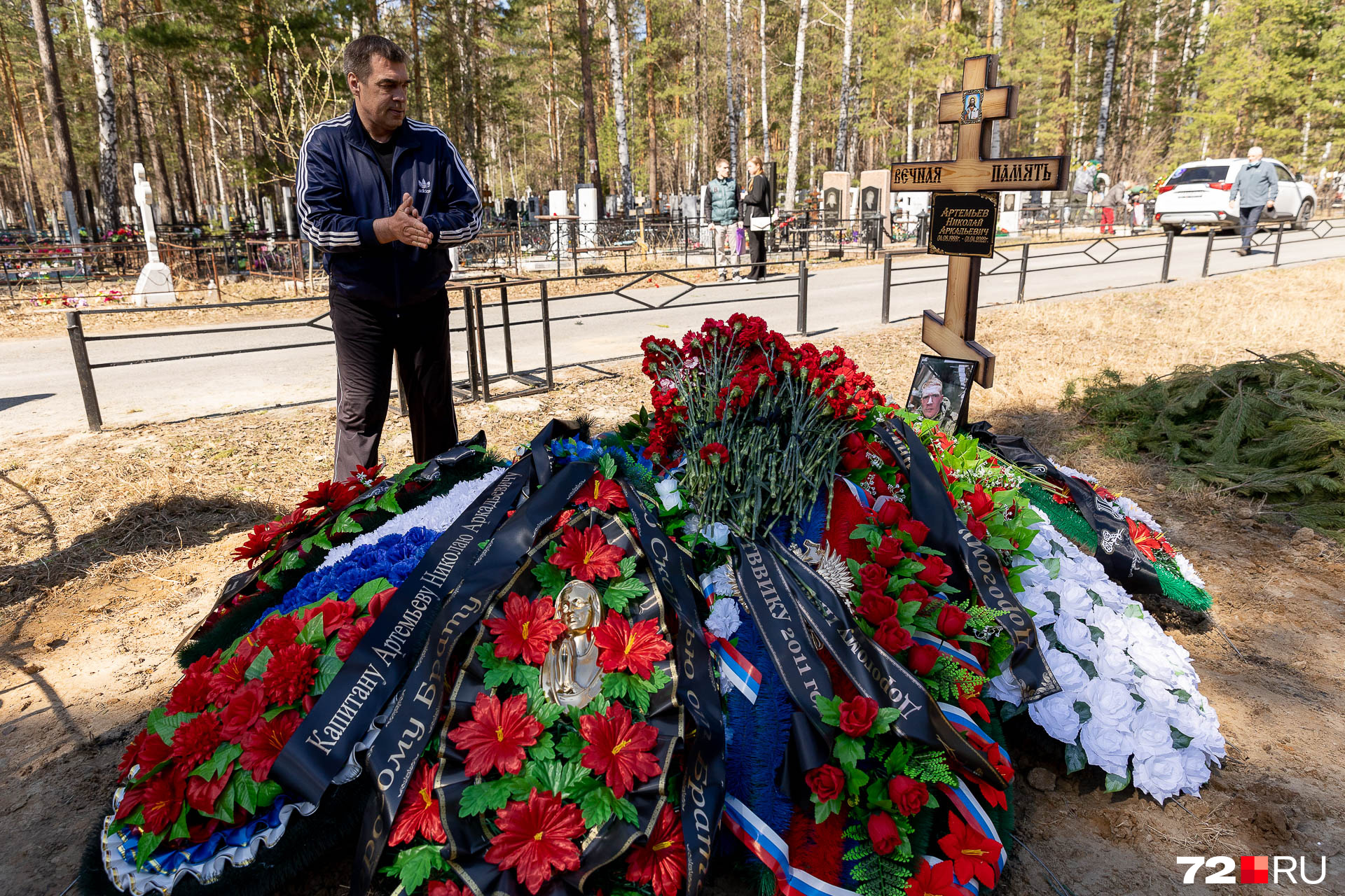Похоронить тюмень. Похоронили погибших на Украине. Цветы на похороны.