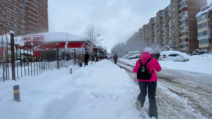В Краснодаре студентов нескольких вузов перевели на дистанционку из-за снегопада