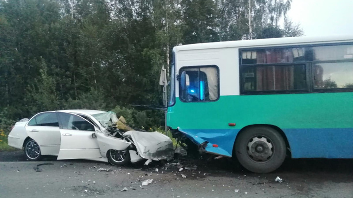 В Кузбассе произошло смертельное ДТП с автобусом. Два человека погибли, еще двое пострадали