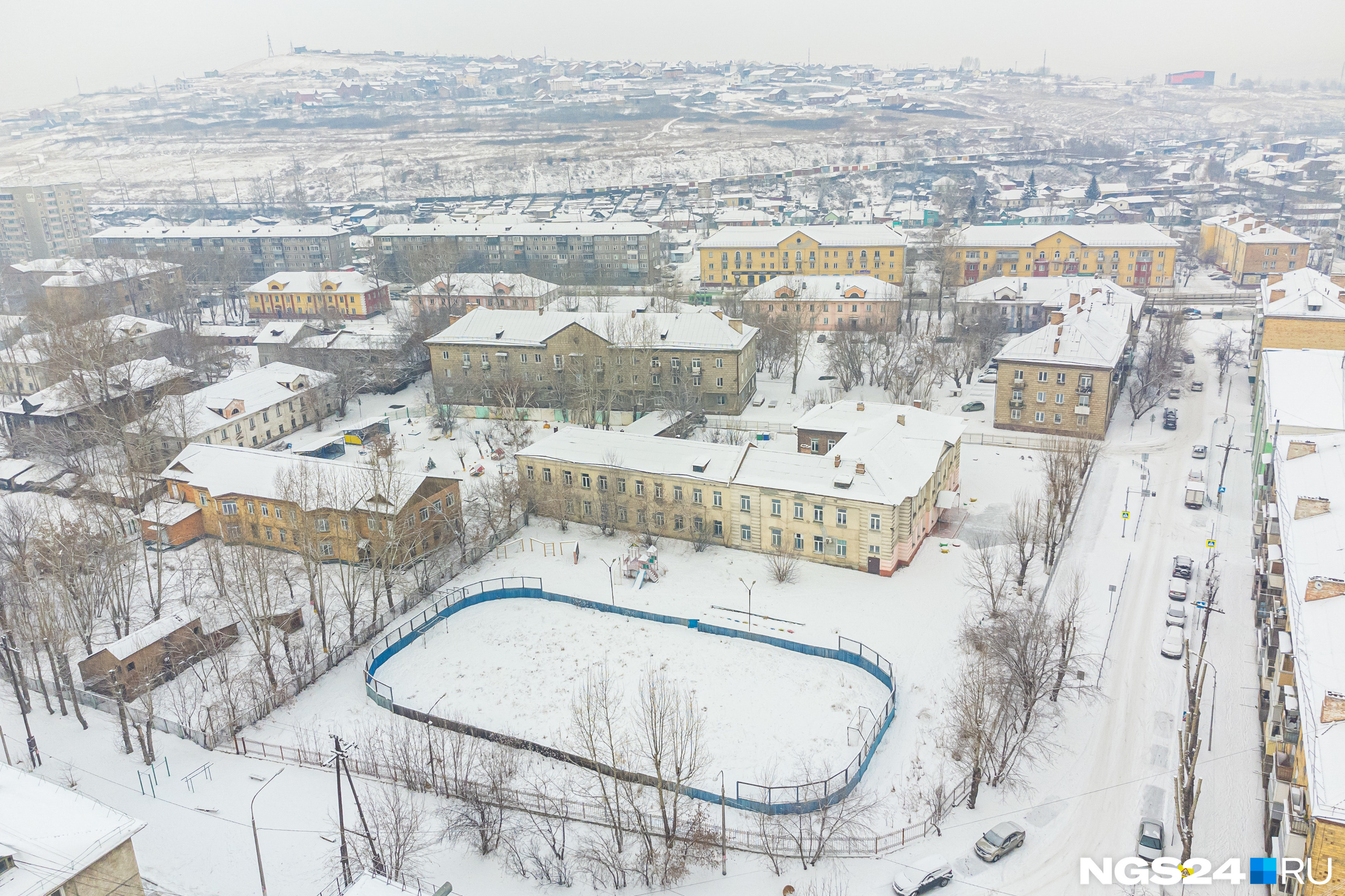 Эту школу планируют снести ради постройки новой. А вместе с ней придется снести и некоторые соседние здания Эту школу планируют снести ради постройки новой. А вместе с ней придется снести и некоторые соседние здания
