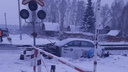 «Выехал на красный и попал под поезд»: таксист разбился на железнодорожном переезде под Новосибирском